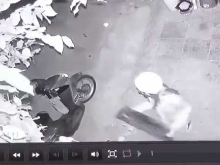 Clip: Nữ ninja nửa đêm đi ăn trộm cầu sắt để dắt xe bị camera an ninh ghi lại toàn bộ