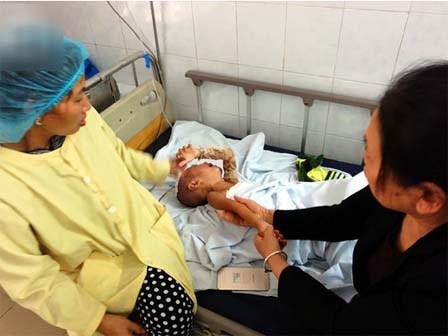 Đòi đến trường đón anh tan học, bé trai 3 tuổi bất ngờ vấp, ngã cả người vào nồi nước sôi bên đường