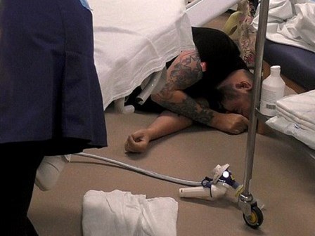 Túc trực trong phòng đẻ suốt 10 tiếng đồng hồ, ông bố chưa kịp nhìn mặt con đã ngất xỉu