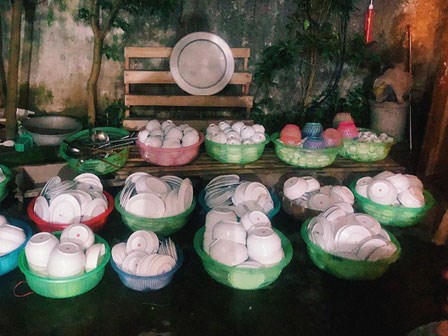 Chàng trai 9x Hà Nội rửa bát suốt 4 tiếng đồng hồ để giúp bạn gái