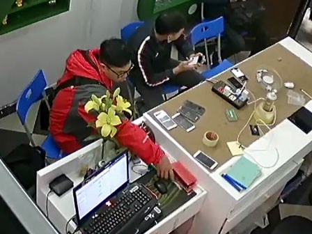 Thản nhiên trộm điện thoại ngay cửa hàng sửa chữa vì chủ hớ hênh
