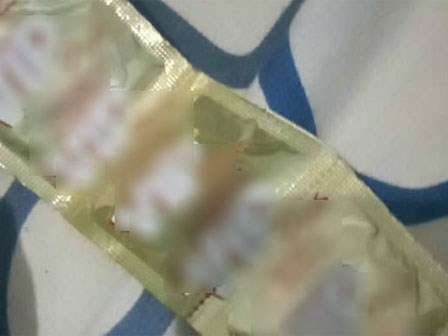 Soạn vali chồng vừa đi công tác về thì thấy 3 cái bao cao su, chị em đoán xem cô vợ trẻ phản ứng ra sao?