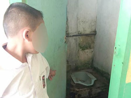 Giáo viên phạt học trò liếm nhà vệ sinh 12 lần khiến phụ huynh phẫn nộ