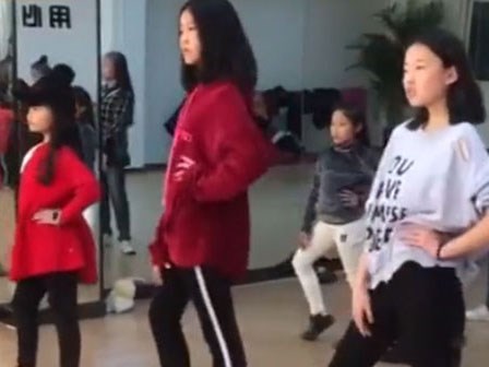 Lớp dạy tạo dáng tự sướng, chị em nên tham gia