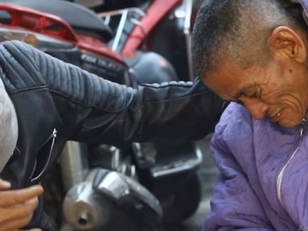 Sự thật về cậu bé gầy gò cầm nón ăn xin bên đường-1