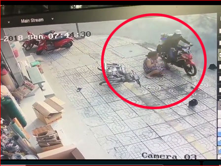 Đôi nam nữ giật dây chuyền giữa đường-1