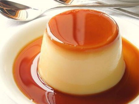 Biết vài nguyên tắc này, bánh flan sẽ mịn màng như da em bé, chẳng lo rỗ mặt