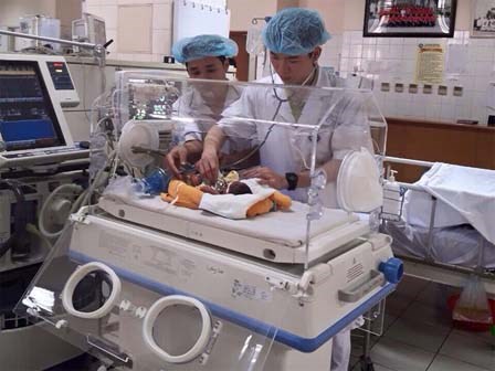 Bị truy tố, bác sĩ Hoàng Công Lương vẫn miệt mài làm việc, cứu người