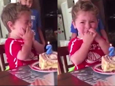 Bé trai 2 tuổi khóc òa đau khổ trong ngày sinh nhật vì sợ... già đi