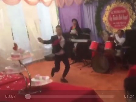 Chú rể trổ tài múa côn nhị khúc điêu luyện khiến khách mời tưởng bị Lý Tiểu Long 'nhập'