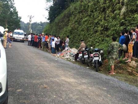 Hai vợ chồng và con nhỏ 9 tháng tuổi tử vong bất thường trong xe ô tô Mercedes