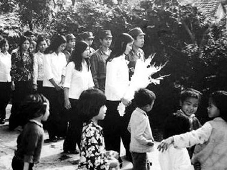 Đám cưới thập niên 90 của thế ký XX khiến nhiều người xúc động