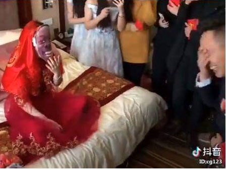 Tân hôn, chú rể hết hồn khi bỏ mạng che mặt của cô dâu