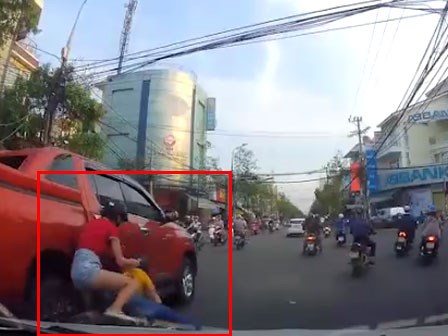 Tạt đầu ô tô, 4 người trên xe máy ngã nhào ngay sát bánh ô tô khác