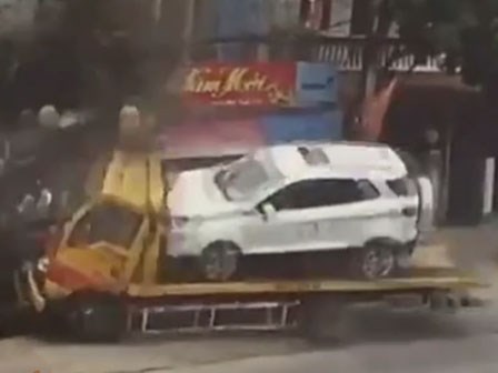 Xe cứu hộ ủn xe tải lao thẳng vào nhà dân khiến 3 người nguy kịch