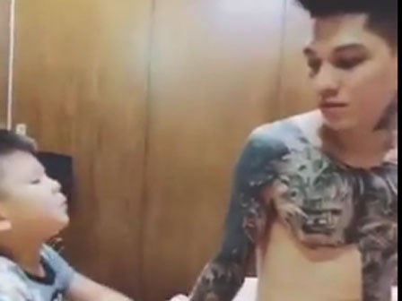 Clip: Bố tranh cãi với con trai để “đòi” quyền ngủ cùng vợ