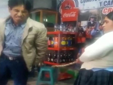 Phong tục cưới xin kỳ lạ: Chú rể đứng im cho mẹ vợ đánh mới được kết hôn