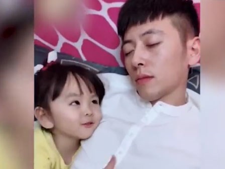 Khi hai cha con hùa nhau bắt nạt mẹ