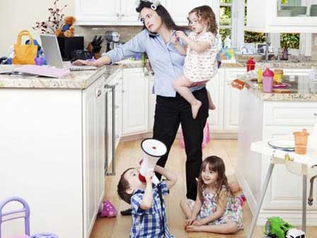 Tưởng vợ ở nhà trông con là nhàn nhã, rớt nước mắt khi đọc lá đơn vợ để lại