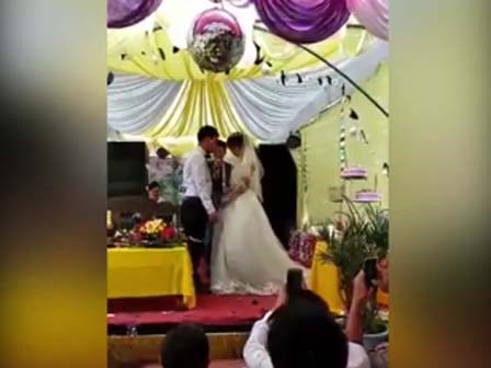 Chú rể phải hôn lại cô dâu 3 lần trong 1 đám cưới bởi hành động lạ kỳ