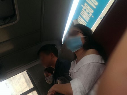 Làm người tốt thật chẳng dễ dàng: Giúp mỹ nhân bị tụt áo trên xe bus, anh chàng bị hiểu lầm là kẻ sàm sỡ