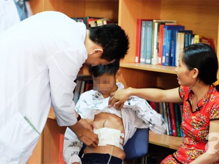 Uống nhầm hóa chất đóng tàu, cậu học sinh lớp 10 hỏng dạ dày hoàn toàn