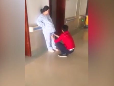 Hãy yêu một người đàn ông biết bóp chân cho vợ