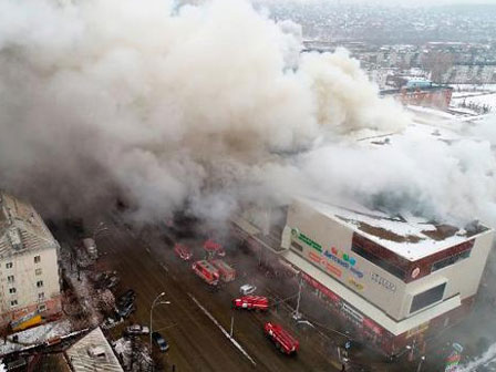 Chơi đùa ở ban công cơi nới trên tầng 4, bé trai 5 tuổi rơi xuống đất tử vong-3