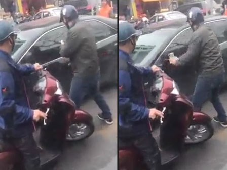 Xảy ra va chạm, người đàn ông đi xe máy tức giận đạp rồi bẻ gương ô tô