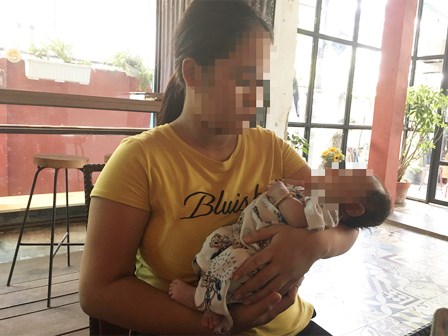 Xót cảnh bé gái 13 tuổi chăm con trai 1 tháng tuổi vì bị hiếp dâm, đau đớn nhìn con đói bụng mà không có tiền mua sữa