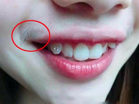 Khoe môi gợi cảm tiện thể khoe luôn ria mép, cô gái khiến cư dân mạng mắt xem ảnh tay nhặt mồm vì cười