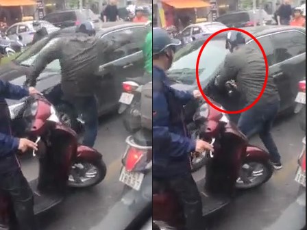 Xảy ra va chạm, người đàn ông đi xe máy tức giận đạp rồi bẻ gương ô tô