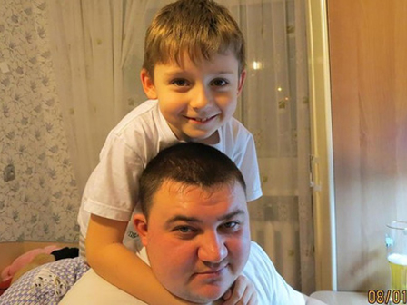 Dùng chút sức lực cuối cùng, mẹ ném 2 con ra ngoài cửa sổ thoát khỏi đám cháy kinh hoàng-1