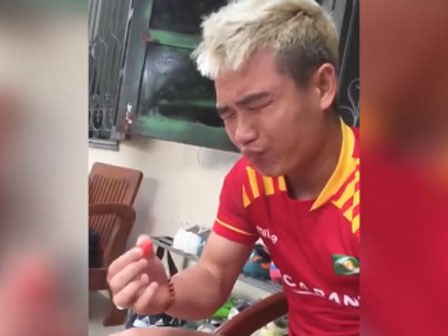 Bạn có cảm giác như thế nào khi xem anh chàng này ăn nhót