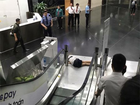 Nữ sinh Sài Gòn tử vong sau khi rơi từ lầu 3 toà nhà Bitexco xuống đất