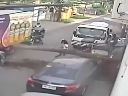 Cổ thụ đè nát nhà dân giữa Sài Gòn, bé 13 tuổi nhập viện-3