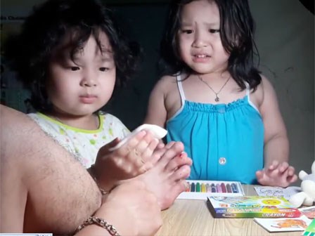 Clip '2 con gái vừa khám vết thương cho bố vừa khóc nhè' bất ngờ được share dữ dội trên MXH