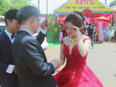 Nhói lòng trước khoảnh khắc cô dâu xinh đẹp và bố ôm nhau khóc nghẹn trong đám cưới