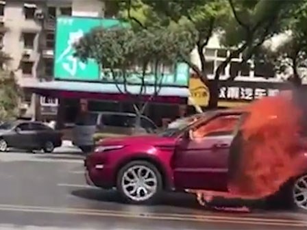 Ô tô bốc cháy dữ dội trên đường, 2 người chết cứng trong xe