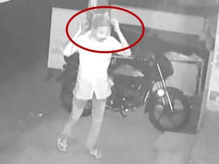 Tên trộm ngờ nghệch tự tin giấu mặt bằng túi nilon trong suốt rồi thản nhiên trộm cắp trước camera