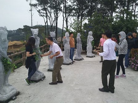 Sau mặc đồ bơi và che lá, tượng 12 con giáp sẽ bị 