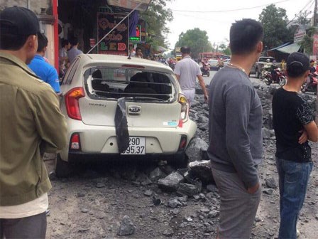 Đánh lái để tránh tông phải 2 cô gái bị ngã, xe tải chở đá đâm liên tiếp vào 2 ô tô rồi lật nghiêng xuống đường