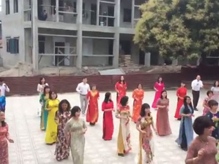 Các thầy cô giáo nhảy cha cha cha cực đẹp cho học sinh chiêm ngưỡng