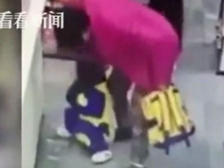Không thể tin nổi bà nội có thể đánh cháu tới tấp giữa siêu thị chỉ vì cô bé vòi vĩnh mua quà