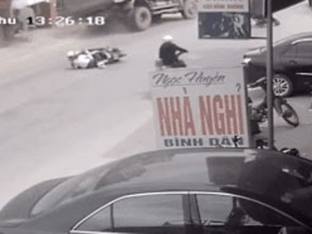 Tài xế kể lại pha đánh lái ngoạn mục tránh hai người ngã giữa đường