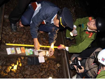 Để lại mảnh giấy ghi số điện thoại, người phụ nữ bất ngờ lao vào tàu tử vong