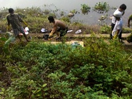 Người phụ nữ không mặc quần áo tử vong dưới ao cá, trên người có vết bầm tím