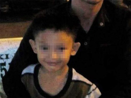 Vụ cháu bé nghi bị ‘người tình của mẹ’ đánh tử vong: Mẹ ruột thản nhiên cắn hạt dưa, cười nói trong đám tang con trai?