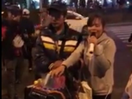 Video: Cô gái hát rong sở hữu giọng ca khiến ai nghe cũng 'nổi da gà'