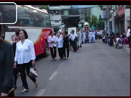 Video: Đang quay phim đám tang thì bị 2 thanh niên đi qua cướp luôn camera